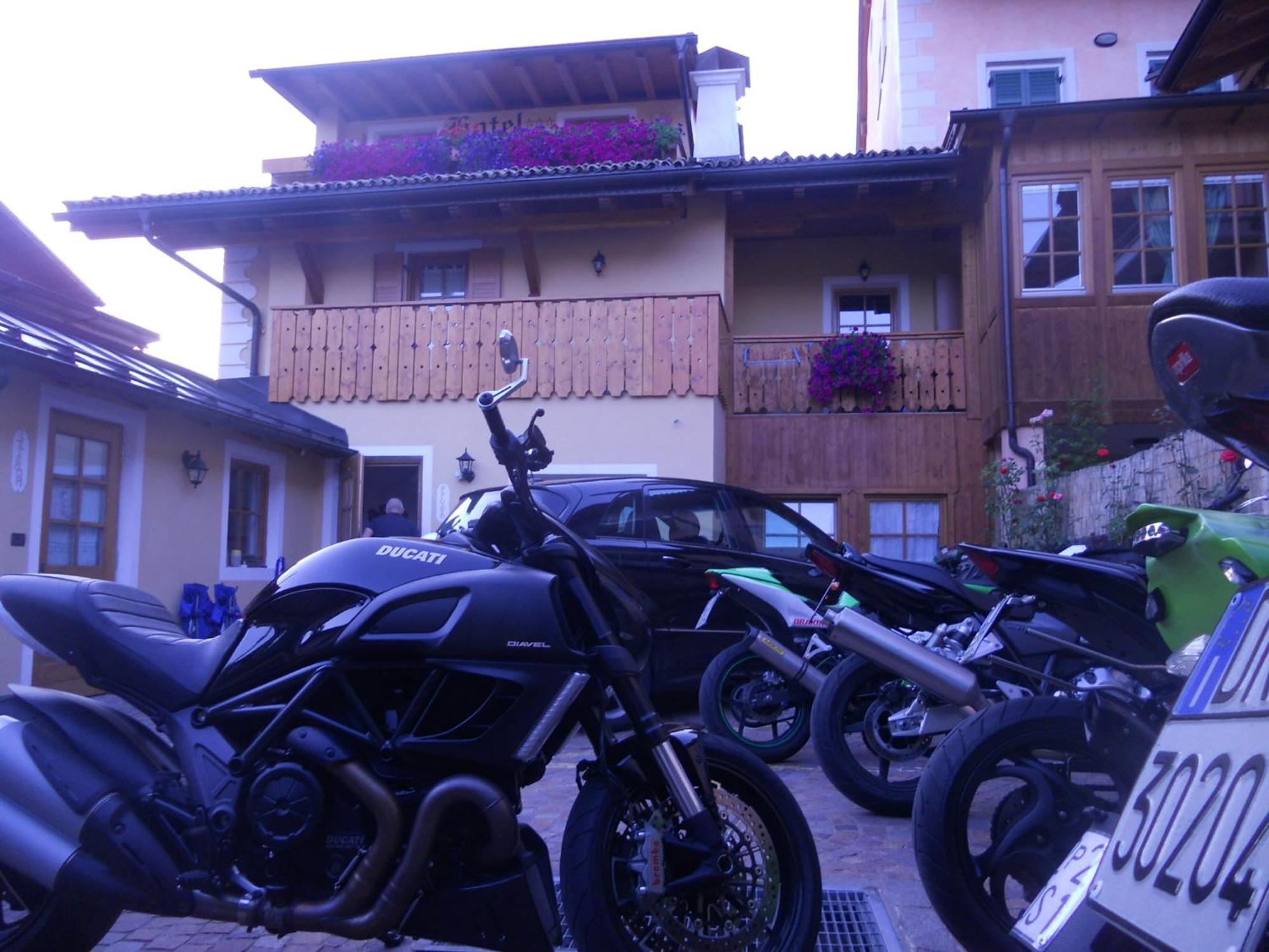 Hotel Garni Salvanel Cavalese Exterior photo