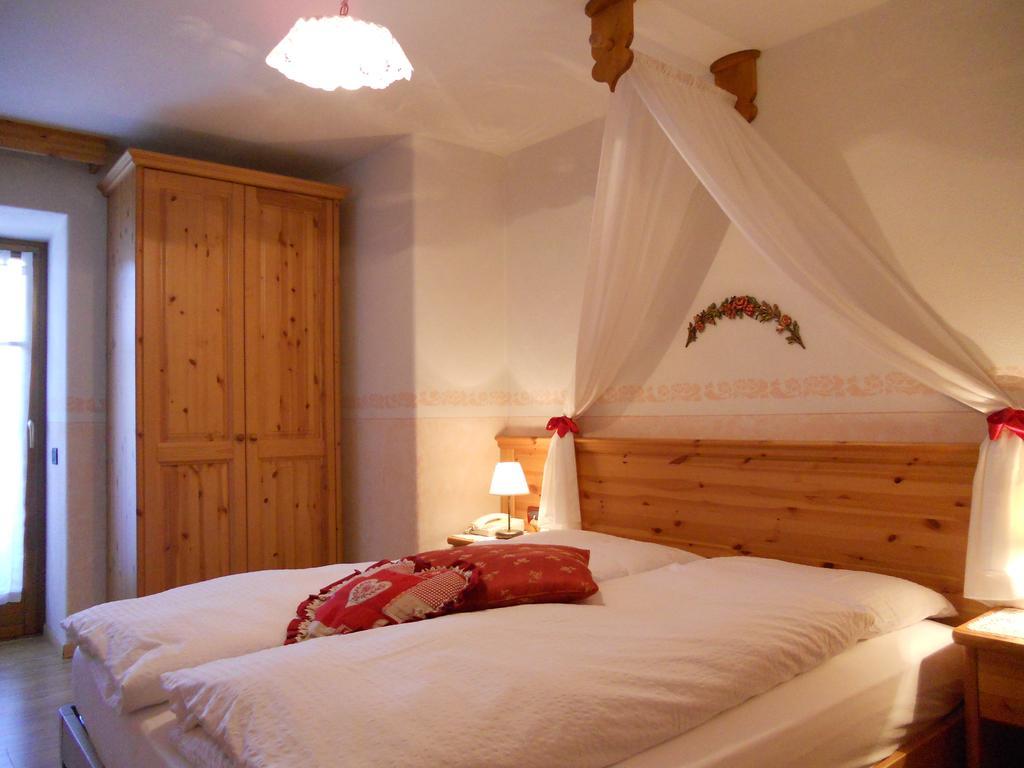 Hotel Garni Salvanel Cavalese Room photo